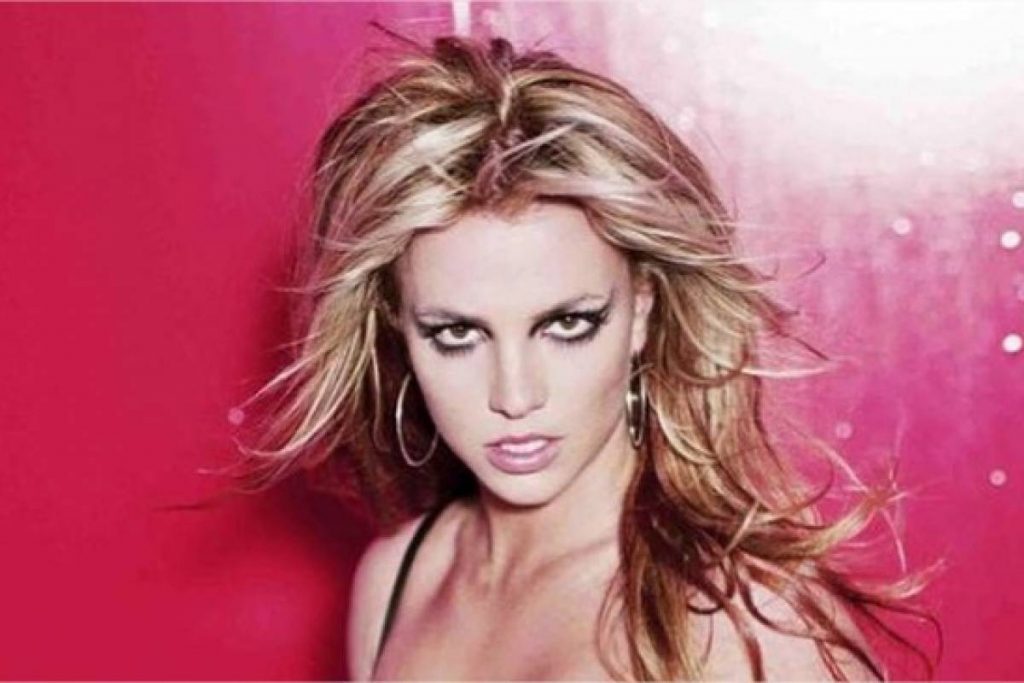 Britney Spears presume su figura en diminuto bikini mientras hace yoga