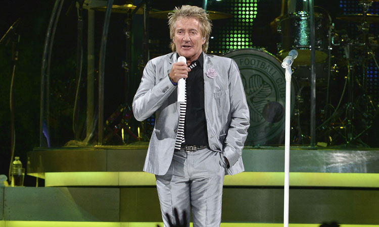 Rod Stewart enfrenta cargos por agresión a empleado de hotel en Florida