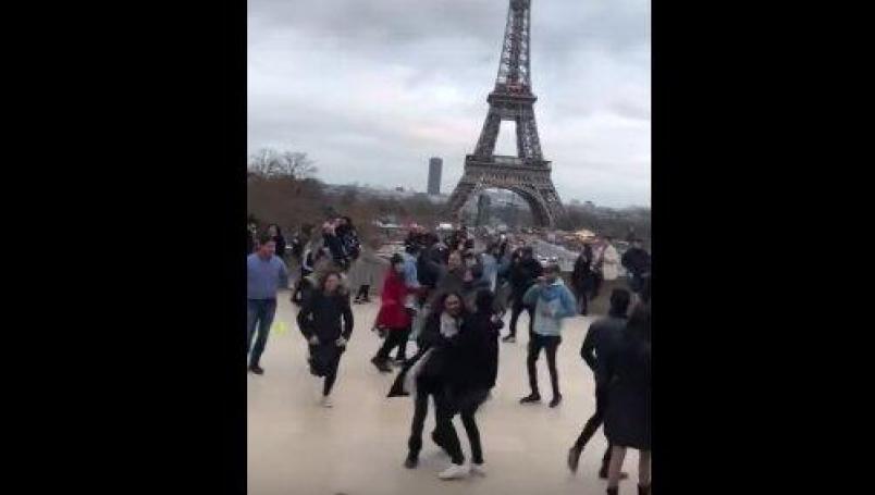 VIDEO: Mexicanos bailan La Chona frente a la Torre Eiffel