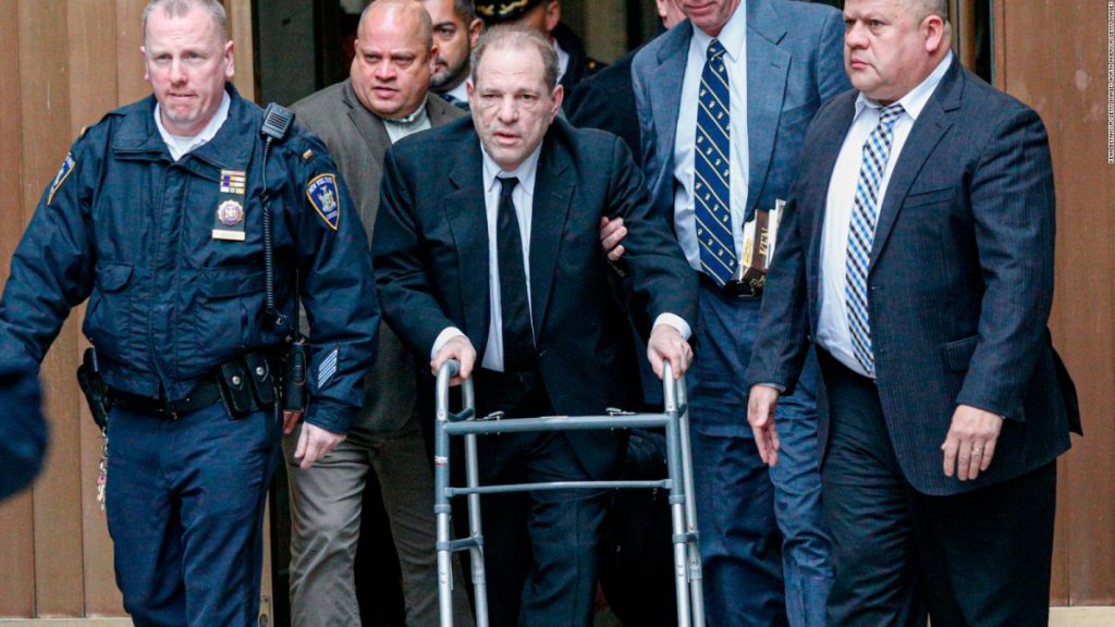 Harvey Weinstein llega con caminador al inicio del juicio en su contra por abusos sexuales