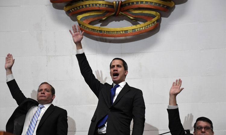 Guaidó rompe bloqueo de Guardia Nacional y juramenta como líder del Parlamento