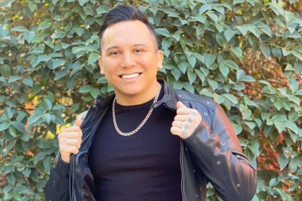 Edwin Luna presume sensual paso de baile y usuarios lo llaman “ridículo”