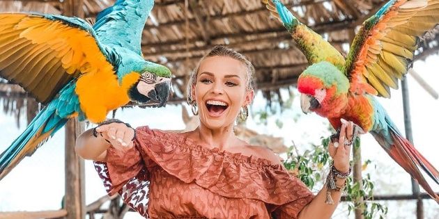 Irina Baeva con PLUMAS en los jeans luce ¿Mejor que Geraldine Bazán?