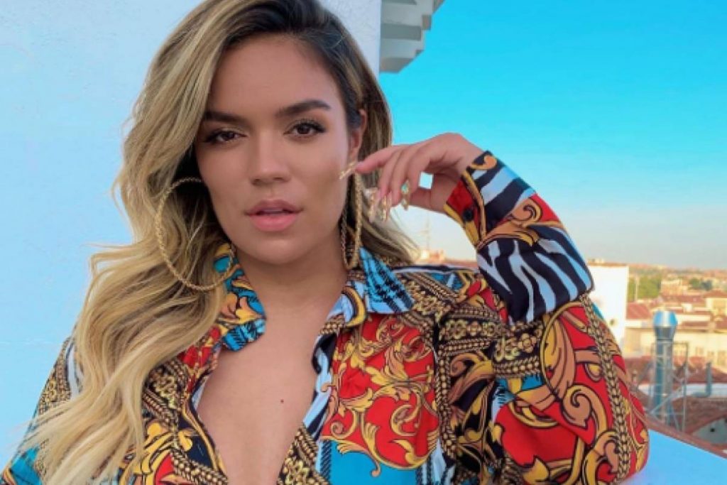 Karol G presume su costosa cartera y los fans critican su mal gusto