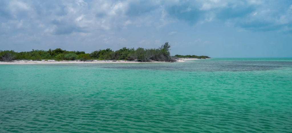 Semarnat quita restricción a zona protegida de Holbox