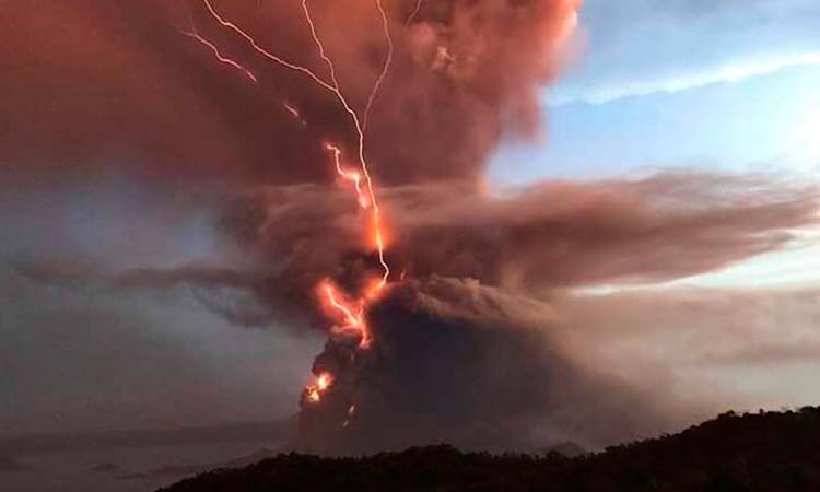 Imágenes impactantes: despierta volcán Taal en Filipinas; hay alerta