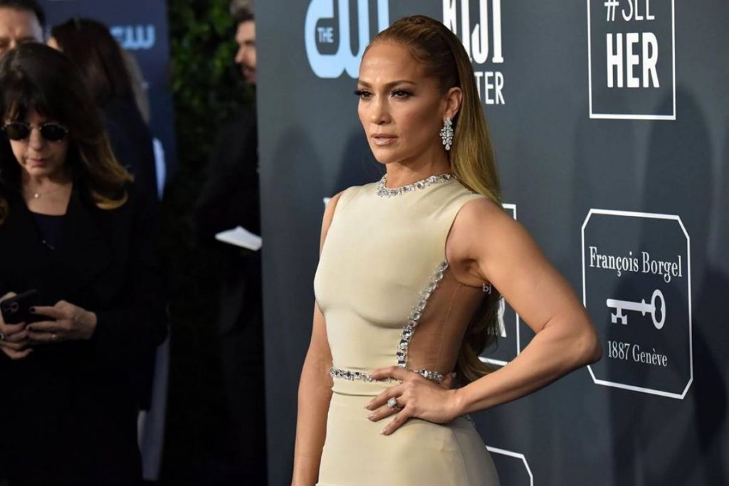 Jennifer López iluminó la alfombra azul de los Critics’ Choice Awards 2020