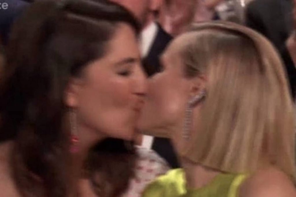 Kristen Bell y D‘Arcy Carden beso en los Critics’ Choice Awards