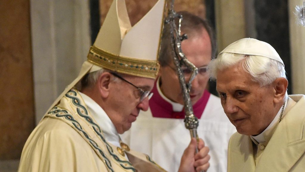 Benedicto XVI pide retirar su nombre y foto del libro sobre el celibato en la iglesia católica