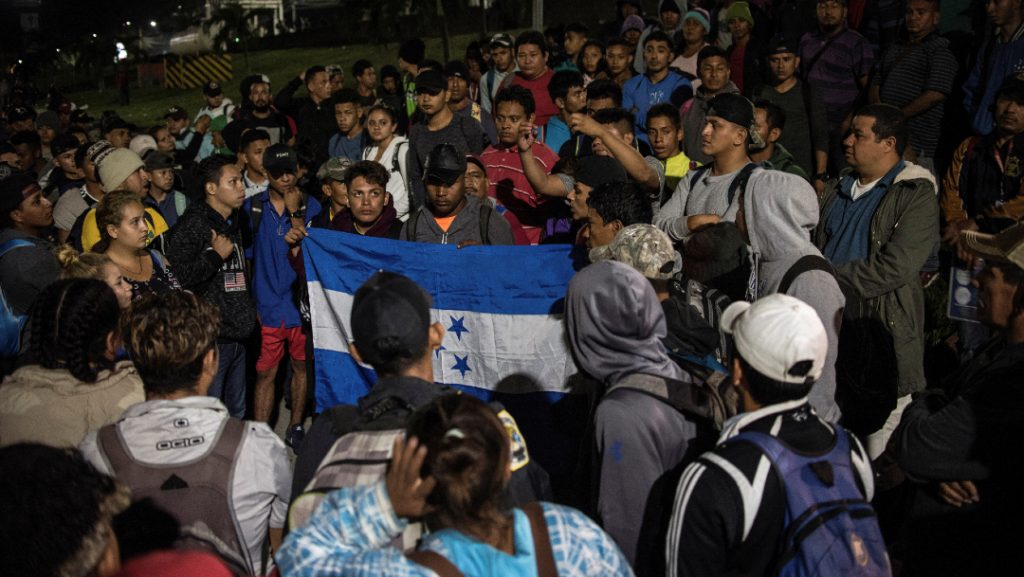 Guatemala y México acuerdan frenar caravanas migratorias a EEUU: Giammattei