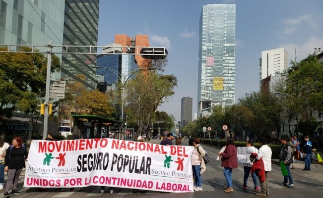 Extrabajadores del Seguro Popular bloquean Reforma | El Universal