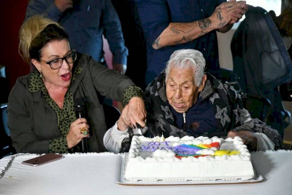 Laura Zapata celebra los 102 años de su abuelita Eva Manje