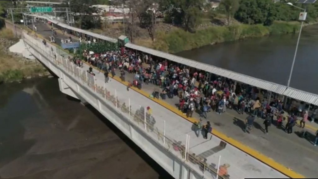 Migrantes centroamericanos intentan cruzar la frontera México-Guatemala