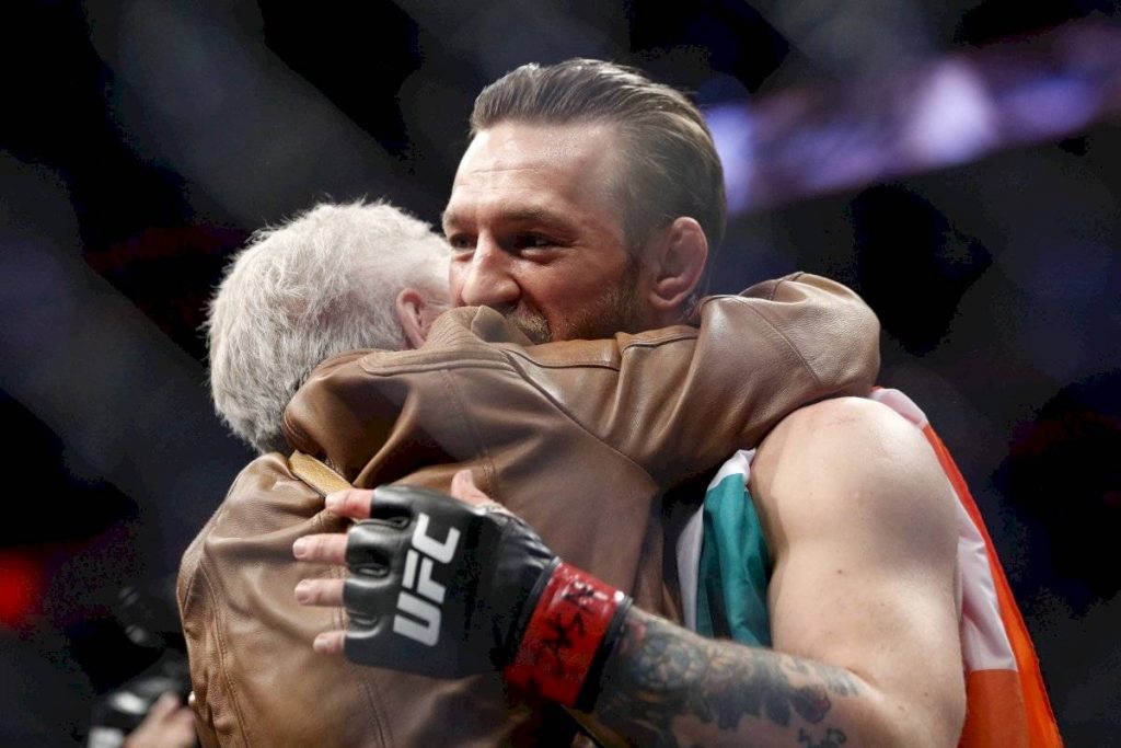 VIDEO: El emotivo momento de Conor McGregor con la abuela de ‘Cowboy’ Cerrone