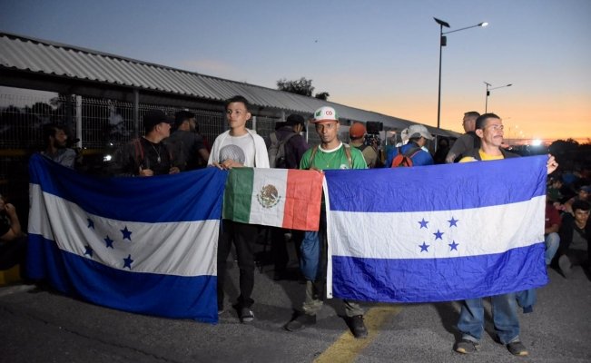 Migrantes dan plazo de tres horas para que les den paso libre a México | El Universal