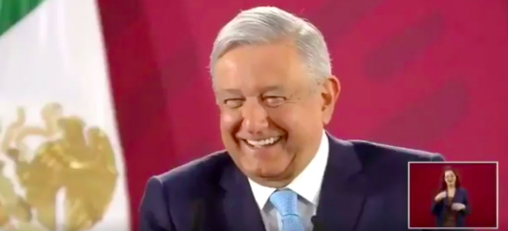 Así se rió AMLO de los memes sobre rifa del avión presidencial (Video)