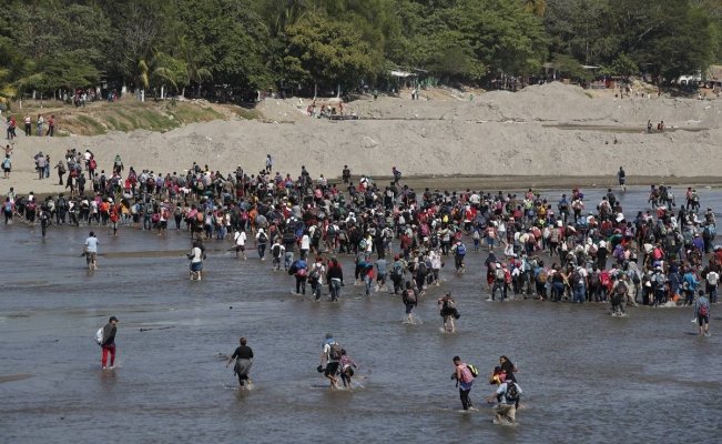 Migrantes centroamericanos cruzan a México a través de río Suchiate | El Universal