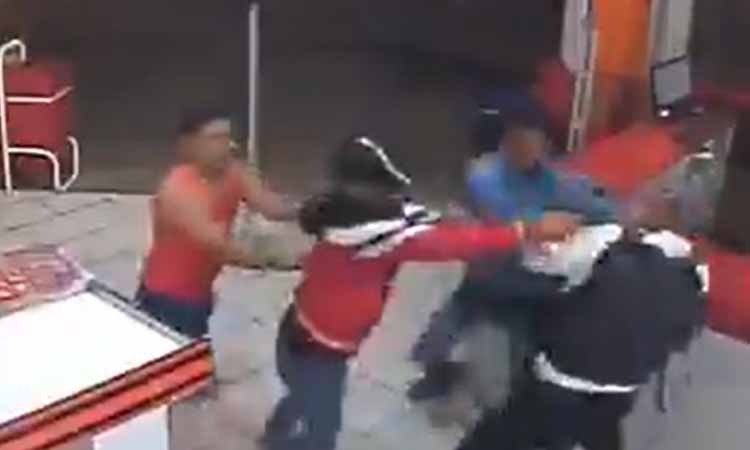 Video: policía somete a ladrón en tienda y lo atacan por la espalda