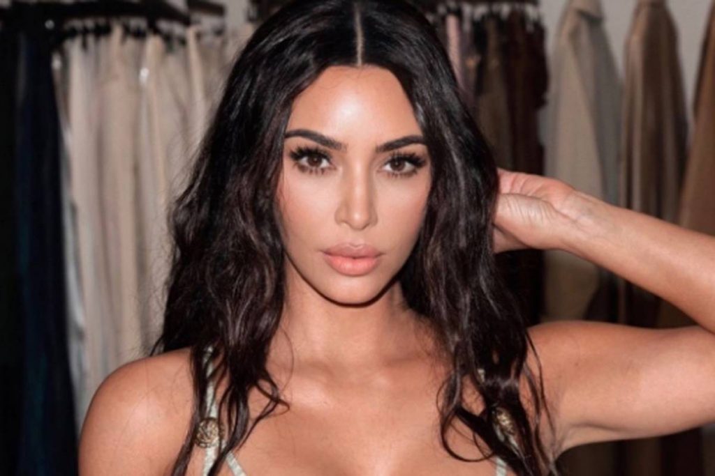 Kim Kardashian luce feroz con un vestido estampado de tigre