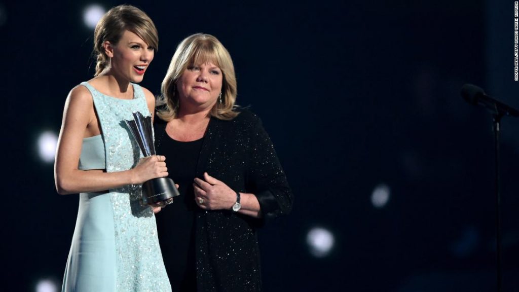 “Ha sido realmente difícil”: Taylor Swift revela que su mamá tiene un tumor en el cerebro