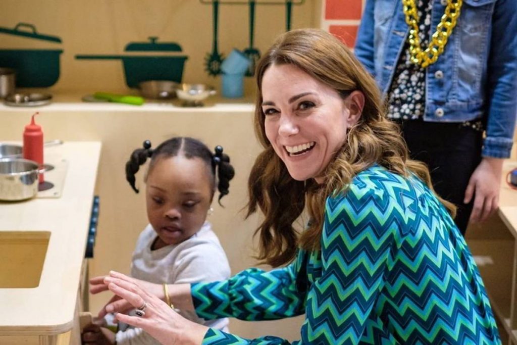 Kate Middleton impone los pantalones acampanados como moda para el 2020