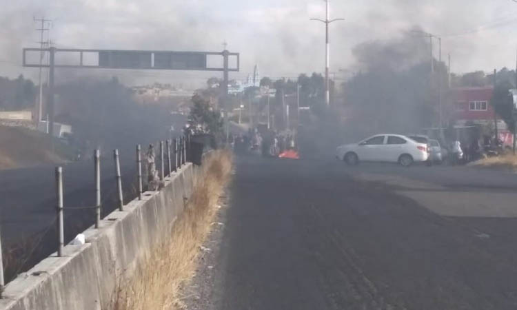 Se cumplen más de 24 horas de bloqueo en la carretera México-Puebla