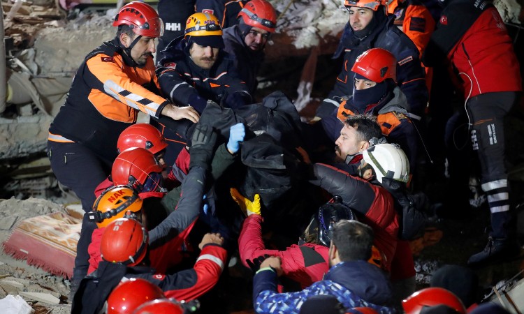 Video: rescate de una niña de cinco años tras sismo en Turquía