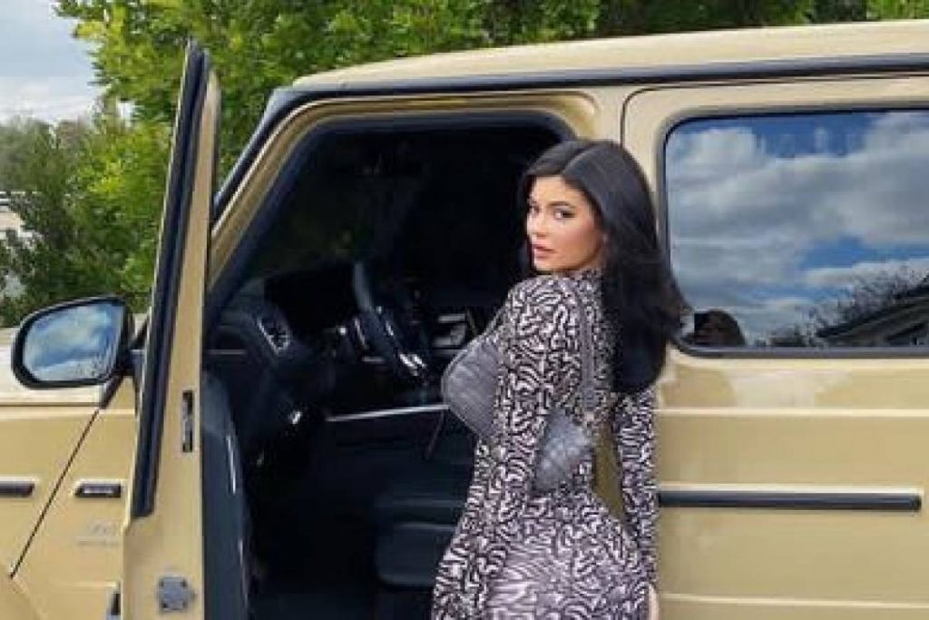 Kylie Jenner sube la temperatura en Instagram con transparencia en su vestido