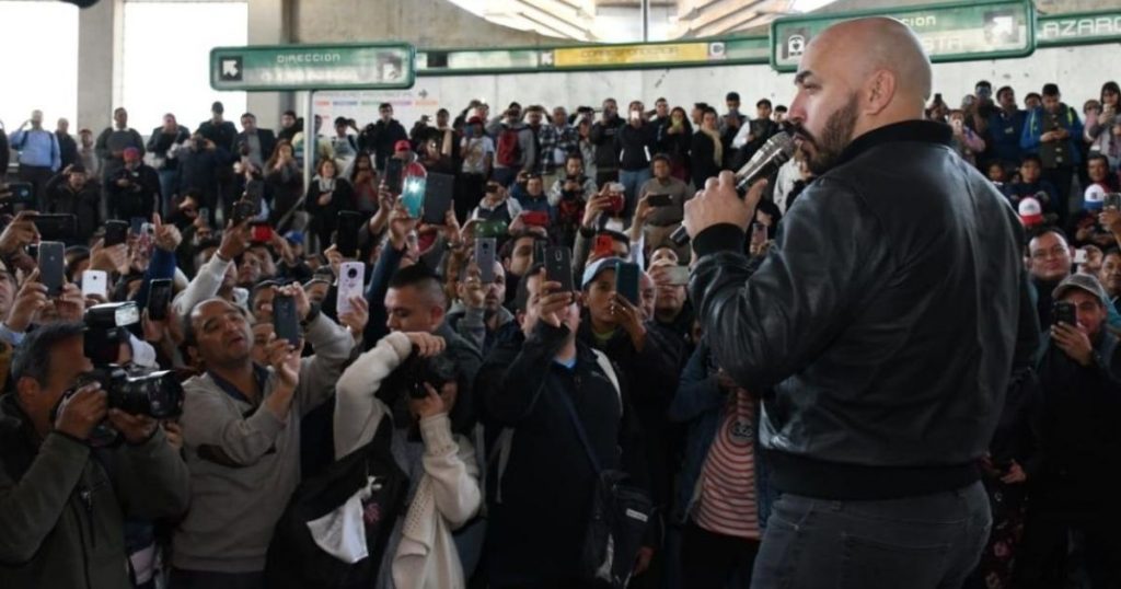 Se presenta Lupillo Rivera en el Metro