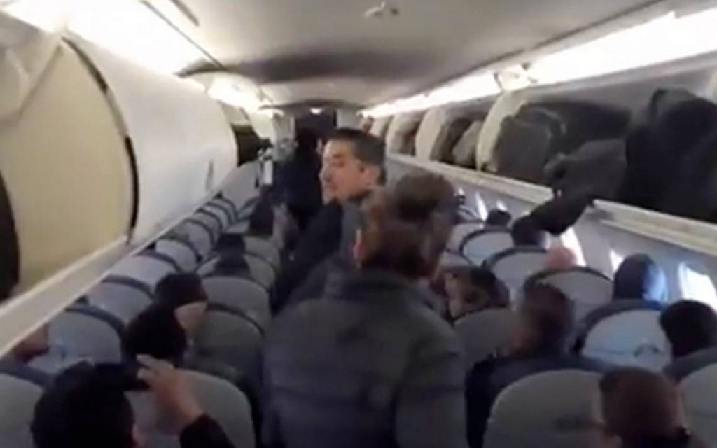 [Video] “Por seguridad”, familia prefiere perder vuelo que viajar con AMLO