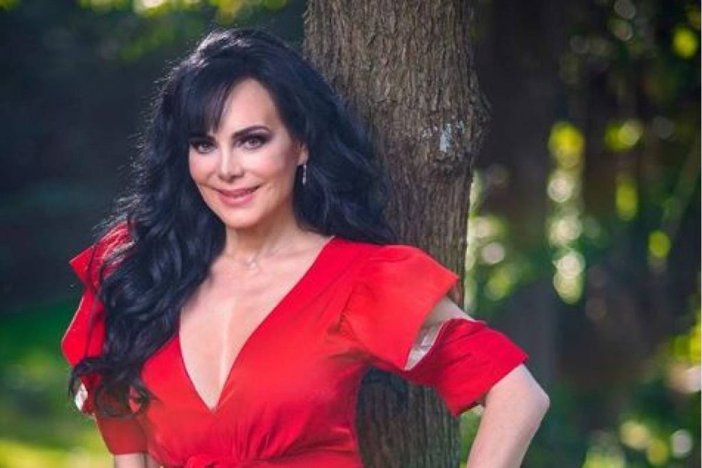 Maribel Guardia alardea de su cuerpo con sensual vestido desde el clóset de su cuarto