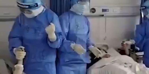 Médicos de China cantan a pacientes contagiados de Coronavirus (VIDEO)