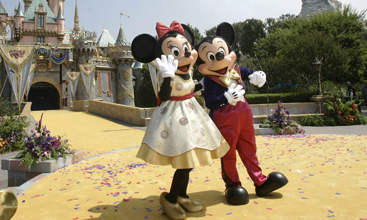 Video: “Minnie Mouse” se agarra a golpes con mujer de seguridad