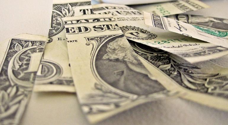 Cae dólar a su menor nivel en casi 18 meses