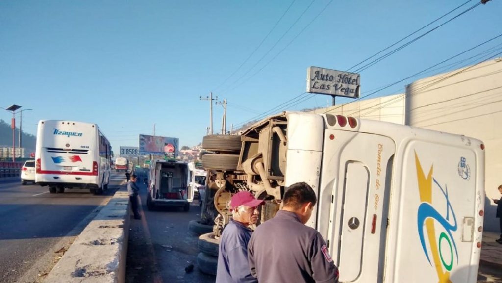 Volcadura de camión en Tlalnepantla deja 19 heridos