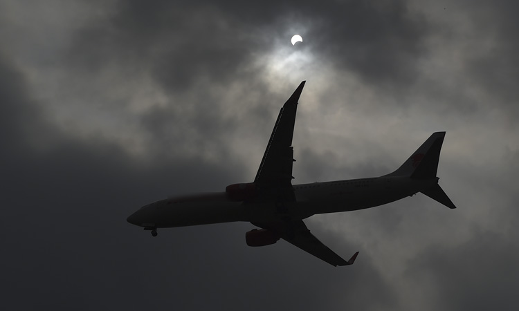 Video: fuertes vientos complican aterrizajes de aviones en Inglaterra