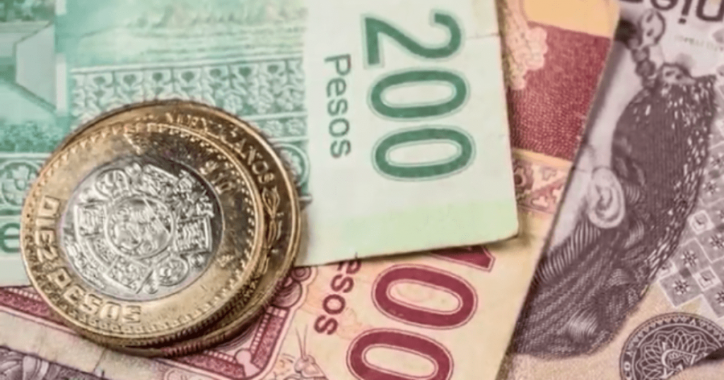 El peso cierra en su mejor nivel desde agosto de 2018; dólar, en 18.55 pesos