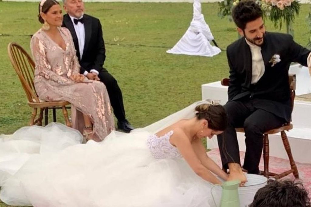 Evaluna Montaner revoluciona las redes al lavar los pies a su esposo Camilo en plena fiesta