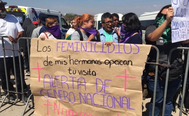 Protestan por feminicidios durante visita de AMLO a Guanajuato | El Universal