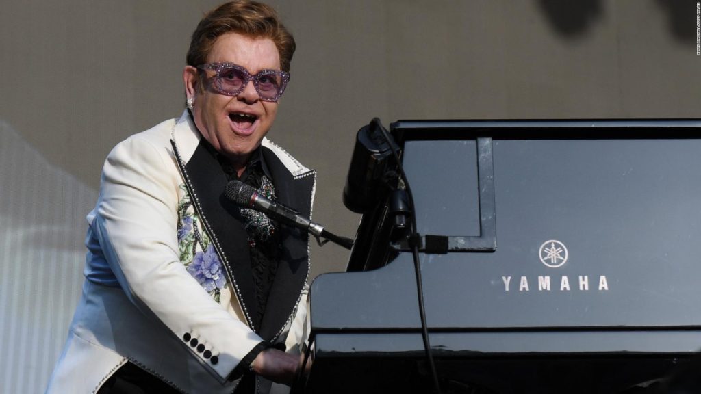 Elton John agradece a sus fanáticos tras anunciar que tiene neumonía