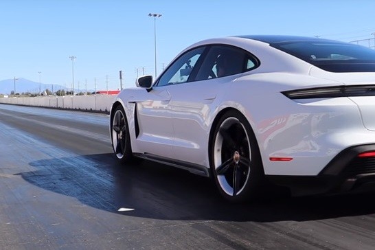 El Porsche Taycan presume su impresionante aceleración en video