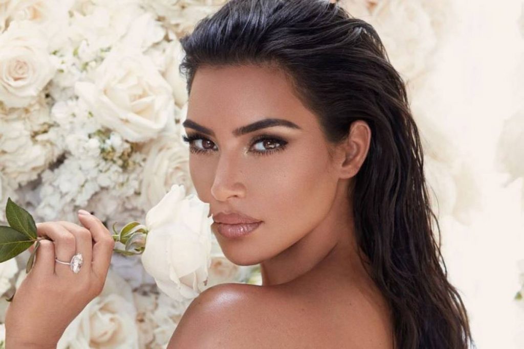 Kim Kardashian encanta a sus seguidores luciendo un diminuto bikini negro