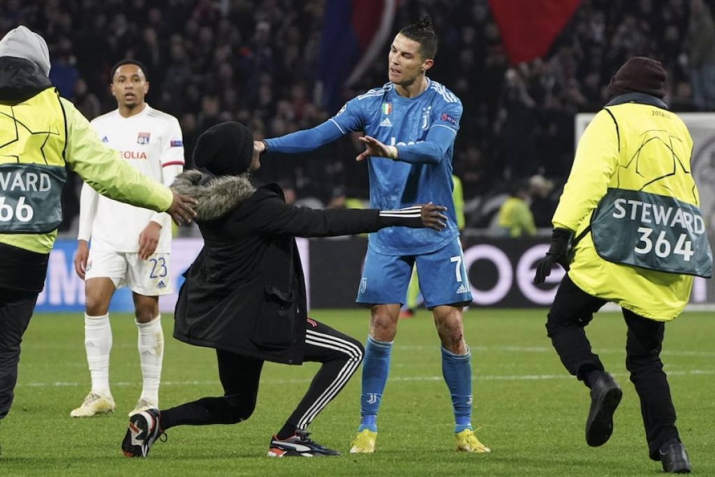 Cristiano Ronaldo se molesta y empuja a espontánea que se metió al campo